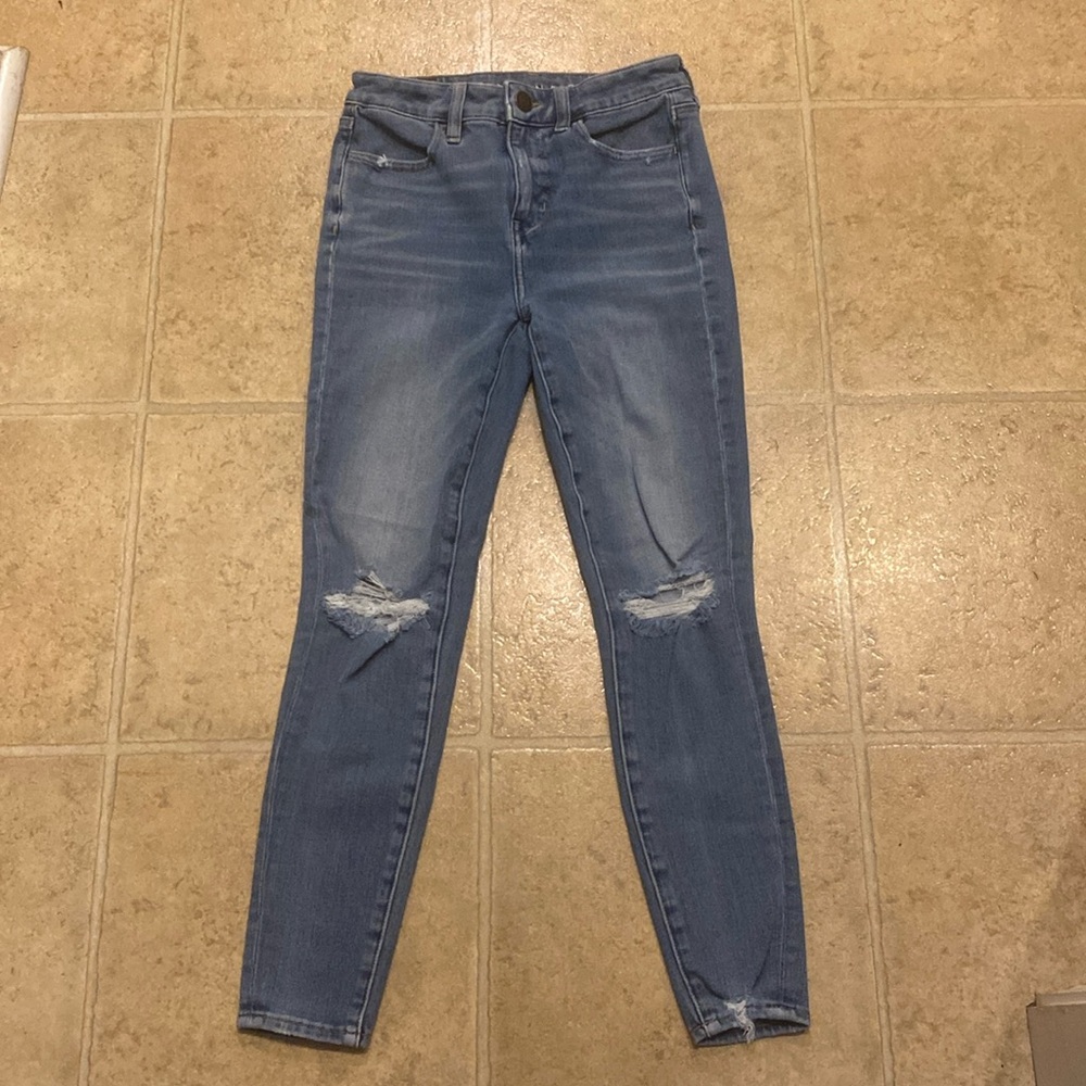 Light wash American Eagle skinny jeans